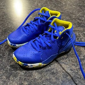 Under Armour Boys basketball sneakers. Blue and yellow. Size 1.